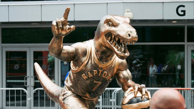 แร็ปเตอร์ส เปิดตัวรูปปั้น Kyle Lowry 'Greatest Raptor of All Time' ในงานปาร์ตี้บล็อค