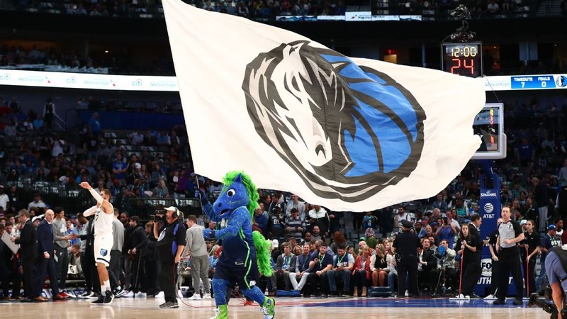 แหล่งที่มา: Mavs 'Lively (foot) not cleared for camp