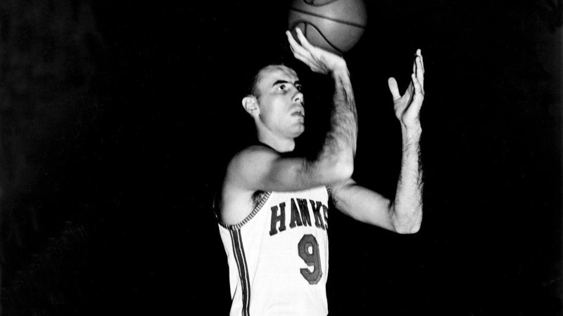Bob Pettit MVP คนแรกของ NBA และ 'ยักษ์ใหญ่ที่แท้จริงของเกม' เสียชีวิตที่ 93