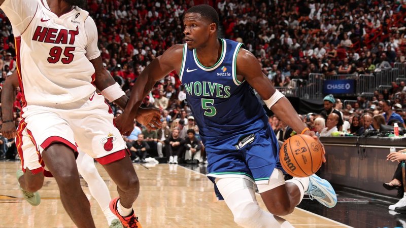 Wolves 'Edwards เข้าร่วม Wilt, MJ หลังจากลดลง 40 ในที่เปิดอีก