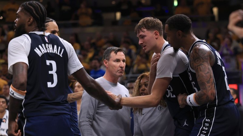 Mavs 'Flagg (ไหล่) ออกหลังจากการทำฟาวล์อย่างหนักโดย Nesmith ของ เพเซอร์ส; scuffle ensues
